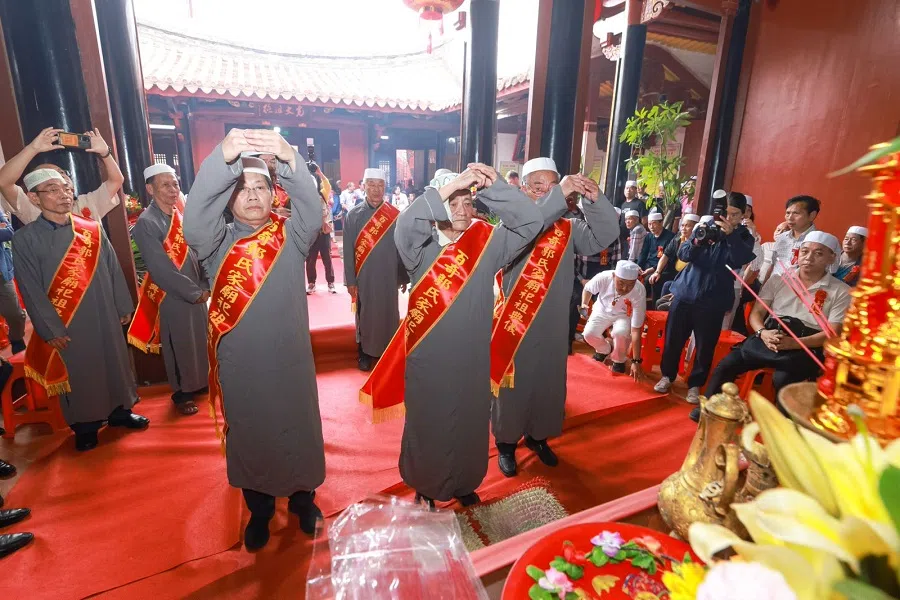 At a spring ancestral ceremony in Fujian, the main ritualist dons a long robe and a white cap. (Photo provided by interviewee)