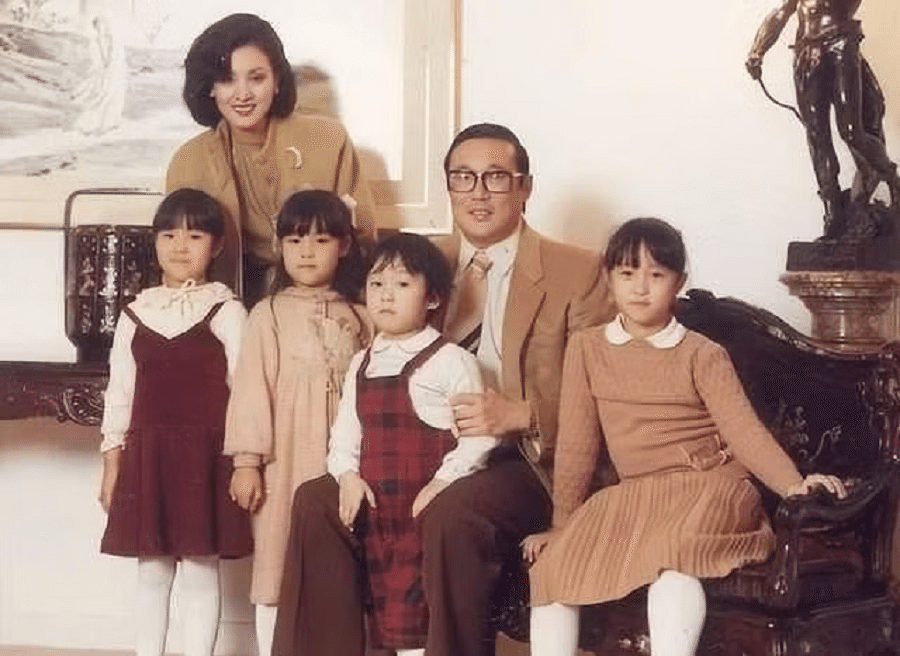 Hing Chao (third from right) with his parents (back row). (Internet)
