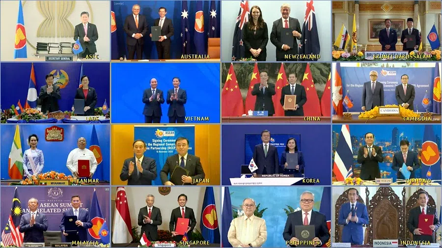 The ASEAN secretary-general and leaders of the 15 RCEP member countries with their trade ministers after the pact was signed on 15 November 2020. (MCI)