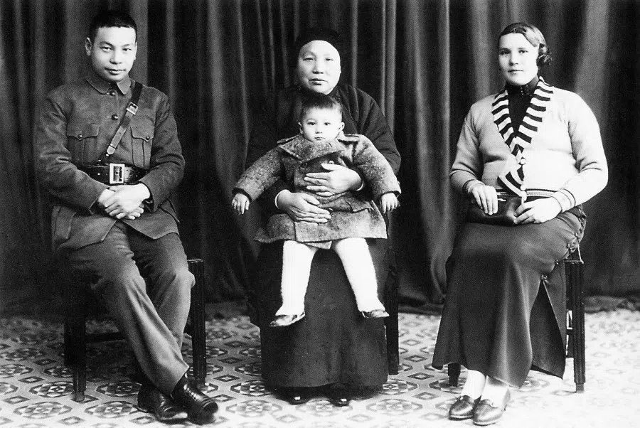 In 1937, Chiang Ching-kuo returned to China with his Russian wife, Chiang Fang-liang (Faina), with a son and daughter in tow. In the picture is Chiang Ching-kuo's mother - Chiang Kai-shek's first wife, Mao Fumei.