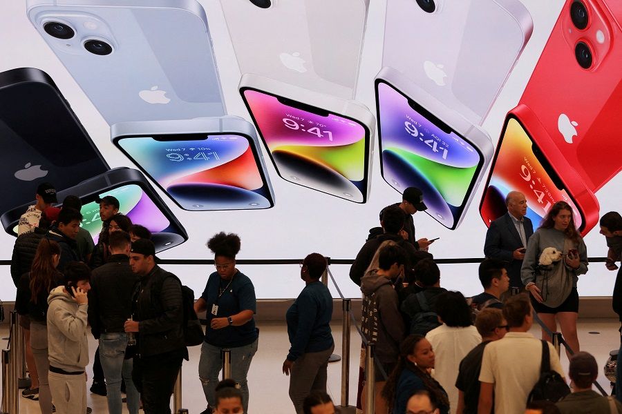 Customers queue at the Apple Fifth Avenue store for the release of the Apple iPhone 14 range in New York City, US, 16 September 2022. (Andrew Kelly/File Photo/Reuters)