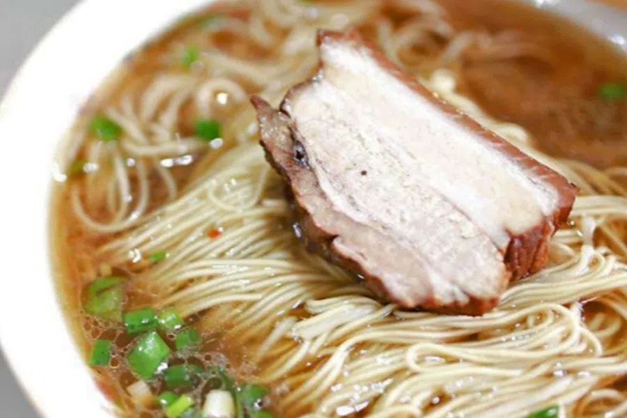 Toutangmian with stewed meat topping. (Internet)