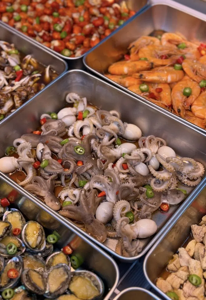 Marinated seafood is a popular street food in Yantai’s local markets. Because of seafood’s high protein content, it needs to be stored at low temperatures and best enjoyed fresh on the same day.