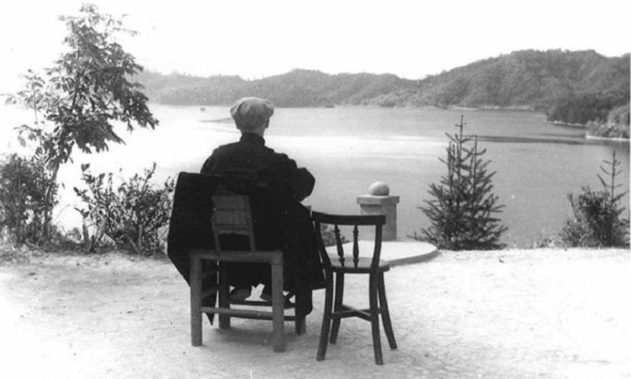 Chiang Kai-shek enjoying the scenery of Sun Moon Lake. (Internet)