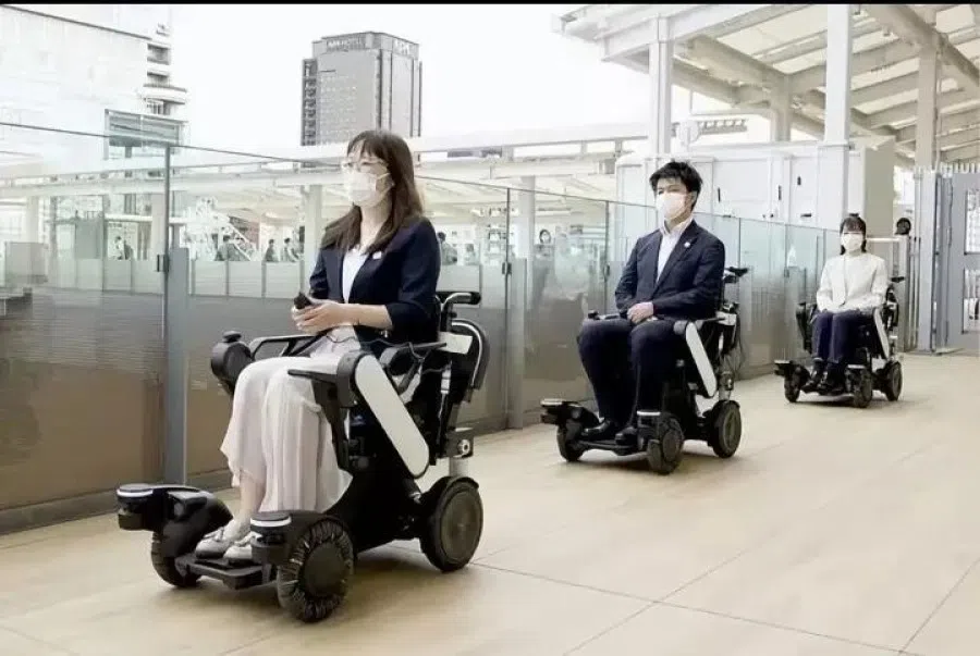 Some young people are using e-wheelchairs to go to work and out in town. (Internet)