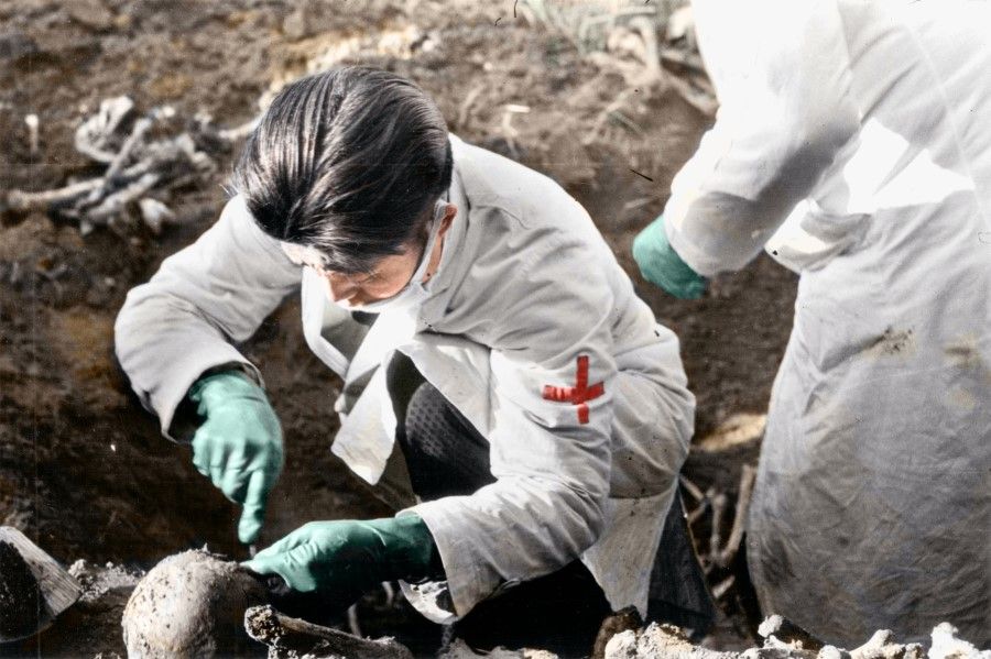 On 28 January 1947, after the remains of the Nanjing Massacre victims were exhumed, a Red Cross forensic expert in Nanjing cleaned and carefully examined the skull of one of the victims to understand how they were killed by the Japanese military.