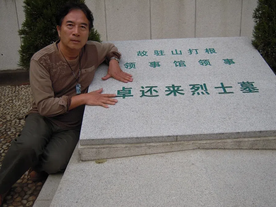 Li Zhanping at the Martyrs’ Tomb at Yuhuatai in Nanjing, expressing his utmost respect for Ambassador Zhuo Huanlai. (Photo provided by Li Zhanping)