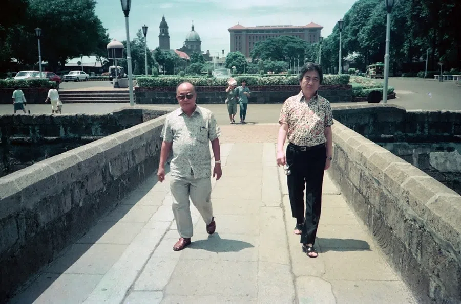 Chen Yingzhen (right) and renowned Filipino writer F. Sionil José (left) walking through Fort Santiago.