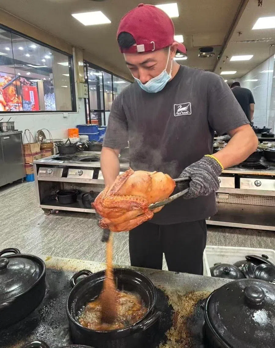 Cooking ginger duck (姜母鸭) at a restaurant in Quanzhou. (Photo: Tan Chee-Beng)