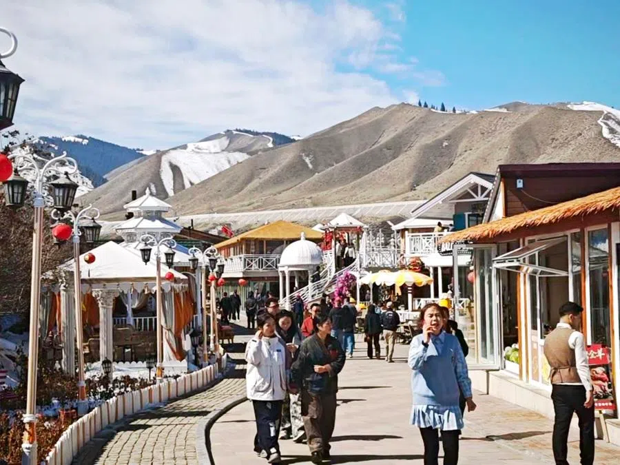 A shot of Baiyanggou village in Saldaban township, Urumqi county, Xinjiang, at the foot of the Tianshan Mountains, on 29 March 2026. (CNS)