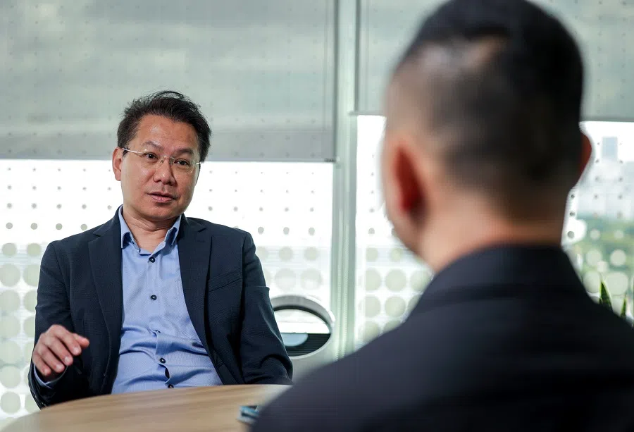 Prof Yeo with Lianhe Zaobao correspondent Woon Wei Jong. (SPH Media)