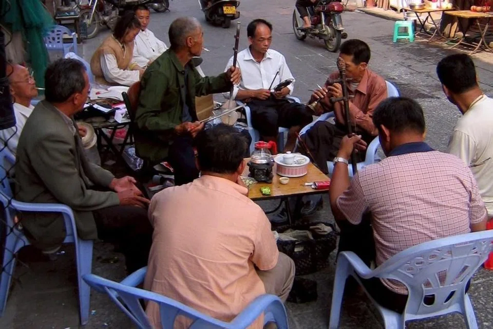 Elderly men drinking tea and playing the erhu on “Taiwan Street” in Zhangzhou, 2006.