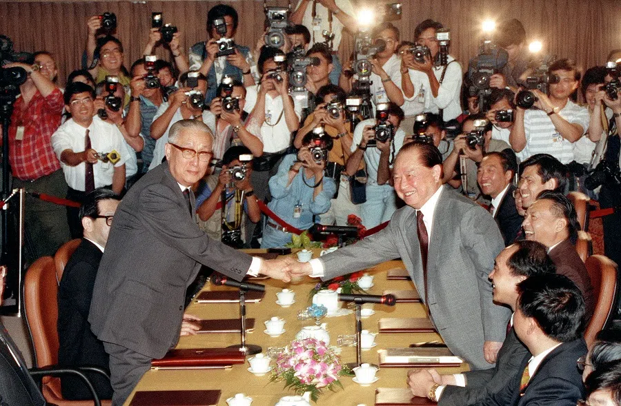 The year 1993 marked a historic chapter in relations between China and Taiwan when the "Wang-Koo talks" were held in Singapore in April. Chinese negotiator Wang Daohan and Taiwanese representative Koo Chen-fu spare a moment for the cameras before the talks. (Yoong Choon Hwa/SPH Media)