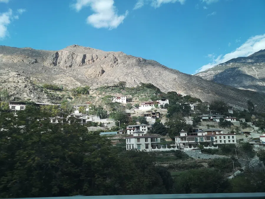 The residents of Benzilan are scattered through the mountains.