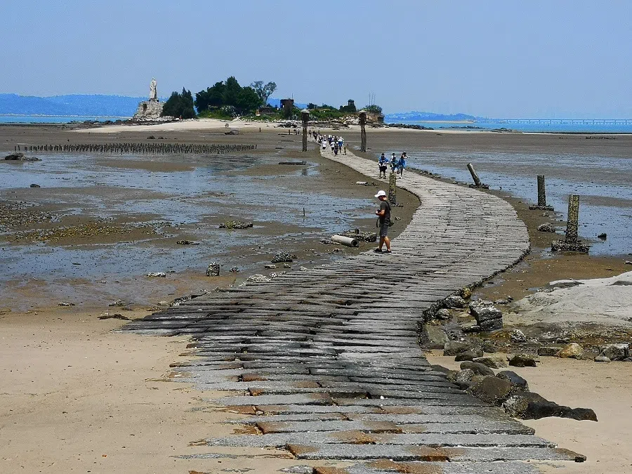 Visitors can walk to Jiangong Islet at low tide.