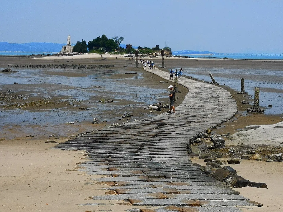 Jiangong Islet at low tide.