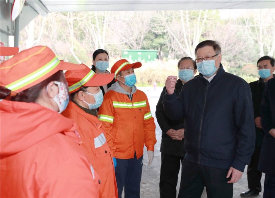 Hubei party secretary Ying Yong visiting front line workers in Wuhan. (Internet)