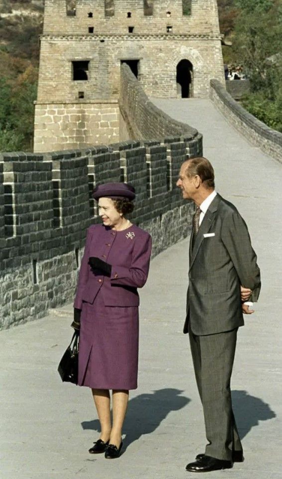 Queen Elizabeth II and Prince Philip at the Great Wall, 12 October 1986. (Internet)
