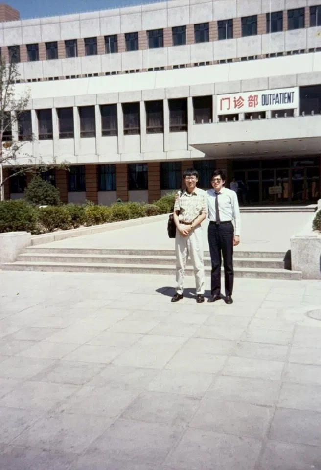In mid-1990, I returned to Beijing’s Tiantan Hospital to express my gratitude to the doctors who had treated me the previous year.