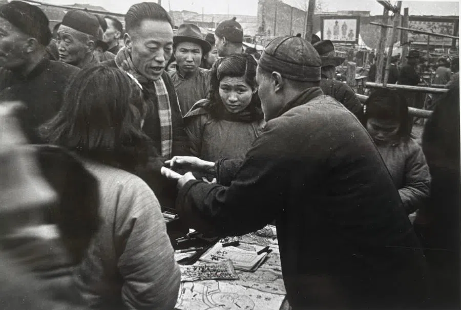 Activities in Nanjing on the last day of Chinese New Year, with the Confucius Temple area packed with people. In this photo, customers browse at a secondhand book stall.