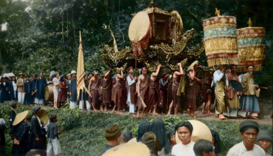 A funeral procession of a prosperous Vietnamese family, 1920s.