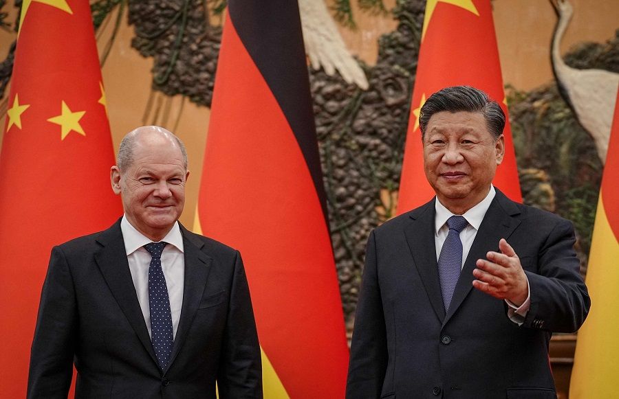 Chinese President Xi Jinping (right) welcomes German Chancelor Olaf Scholz at the Grand Hall in Beijing, China, on 4 November 2022. (Kay Nietfeld/Pool/AFP)
