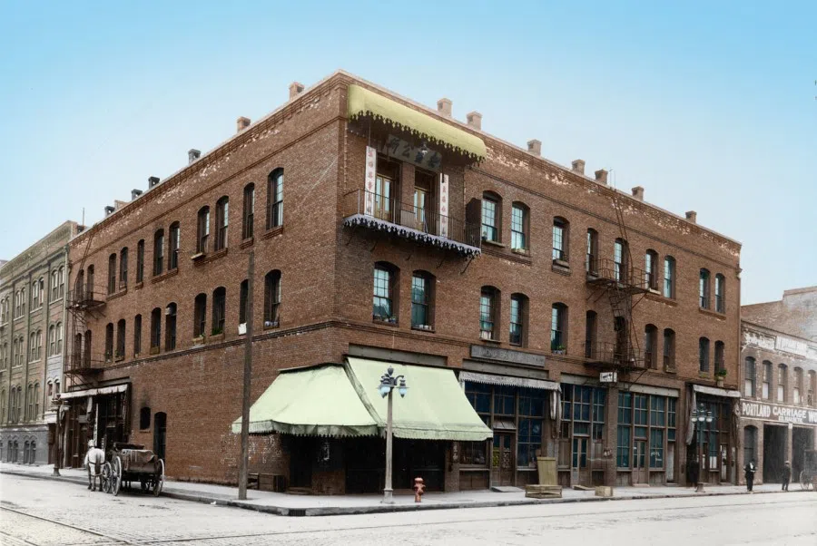 A building in the Chinese area carries a sign of the Hop Sing Tong (合胜堂), one of several "tong" or societies in the Chinese community. Some of the best-known tong were the Hop Sing Tong, Bo Leong Tong (保良堂), Chee Kong Tong (致公堂), and Bo On Tong (保安堂).