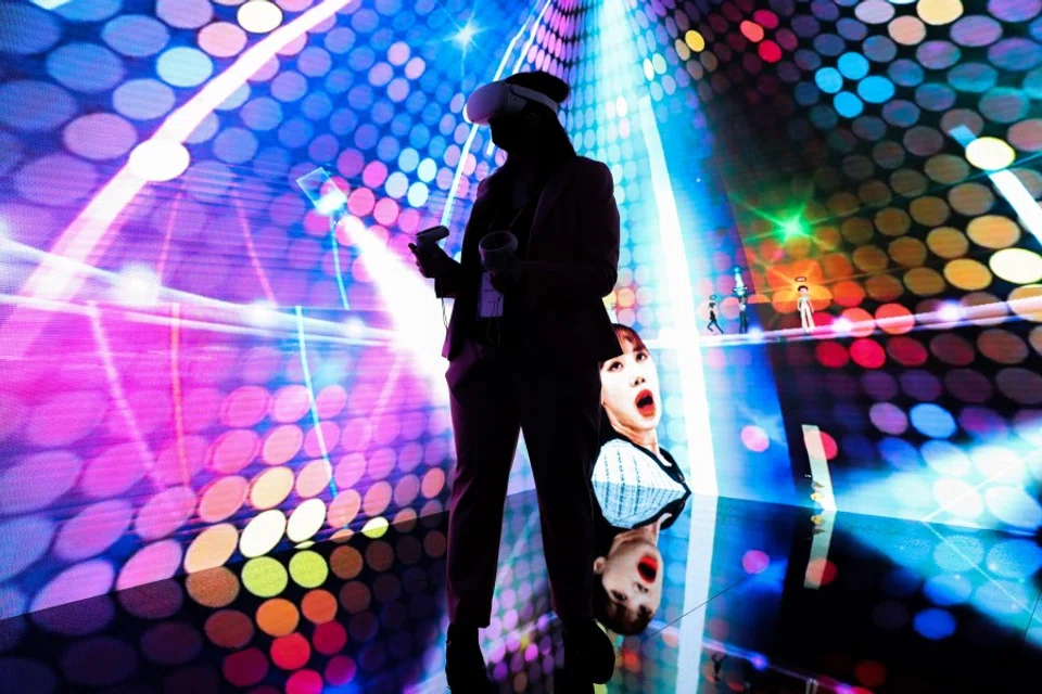 An attendee wearing a virtual reality (VR) headset takes part in a concert experience in the metaverse at the SK Telecom Co. stand on the opening day of the MWC Barcelona at the Fira de Barcelona venue in Barcelona, Spain, on 28 February 2022. (Angel Garcia/Bloomberg)
