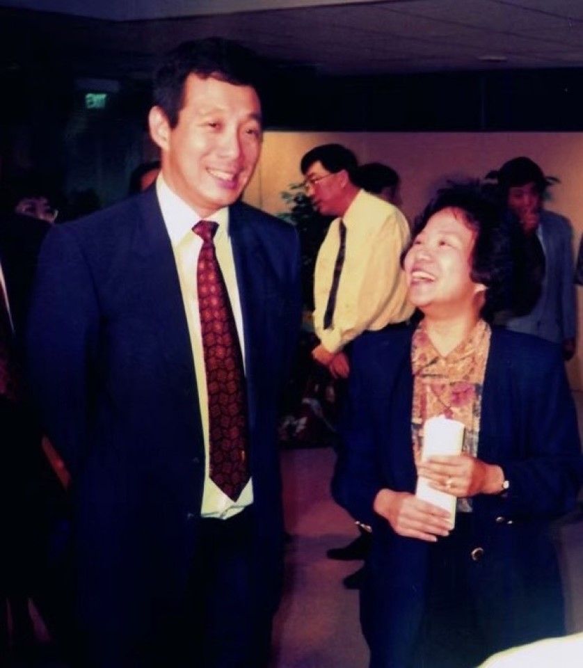 Singapore's Deputy Prime Minister Lee Hsien Loong (left) as prize presenter and host Choo Lian Liang at the international university debate competition in Singapore, 1993. The Singapore Broadcasting Corporation held a successful event which led to the first exchange and cooperation between the youths on both sides of the Taiwan Strait.