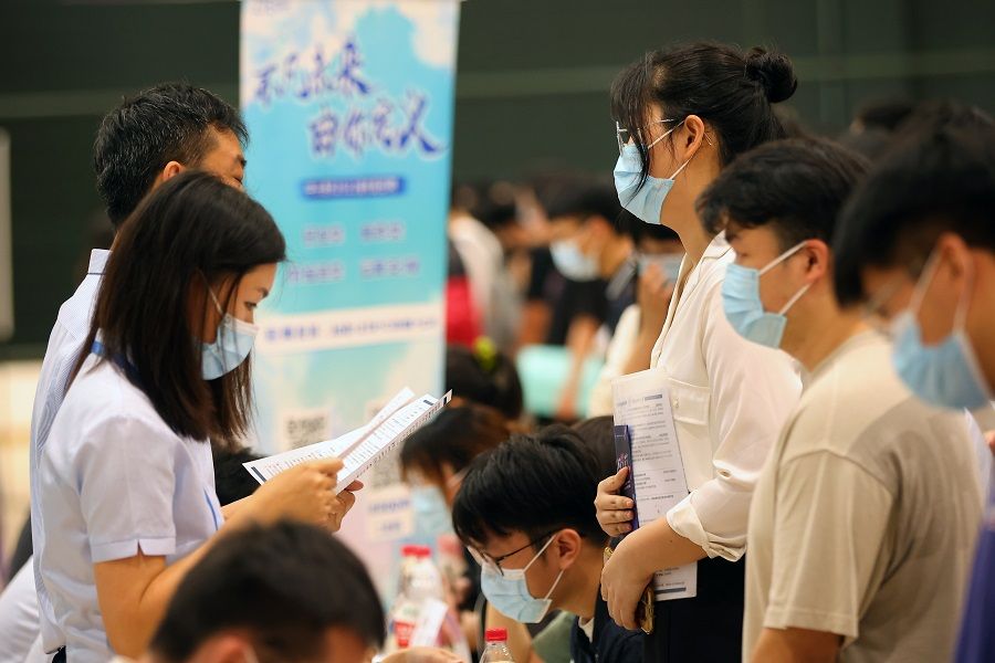 College students looking for suitable jobs at the job fair in Nanjing, Jiangsu province, China, 29 May 2022. (CNS)