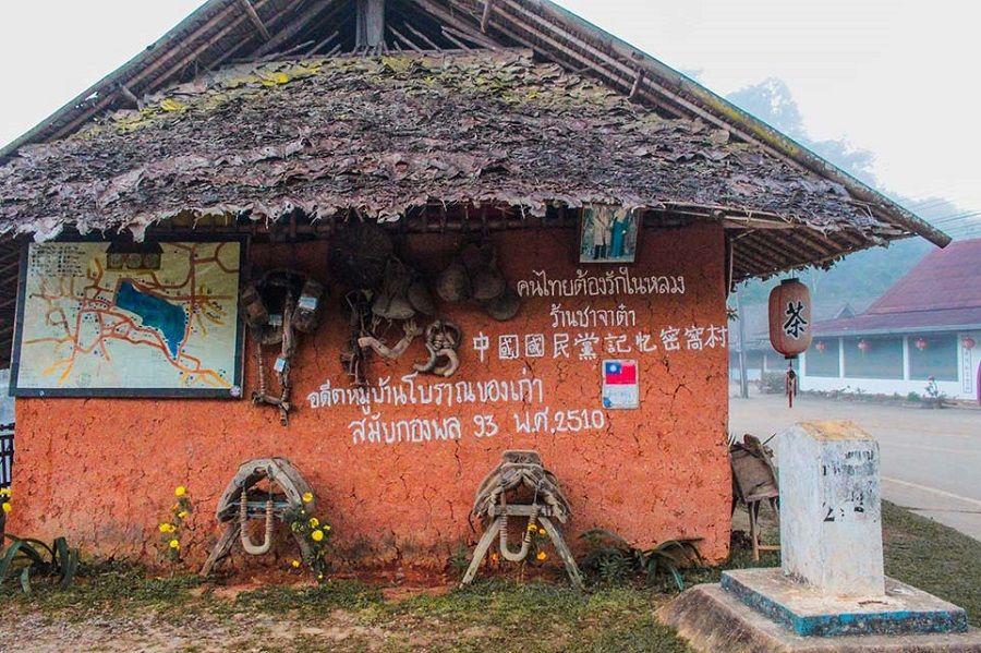 A view around Ban Rak Thai village in Mae Hong Son, Northern Thailand. The Chinese inscription on the wall reads: "China KMT Memories Ban Rak Thai". (Internet: chiangmaitraveller)