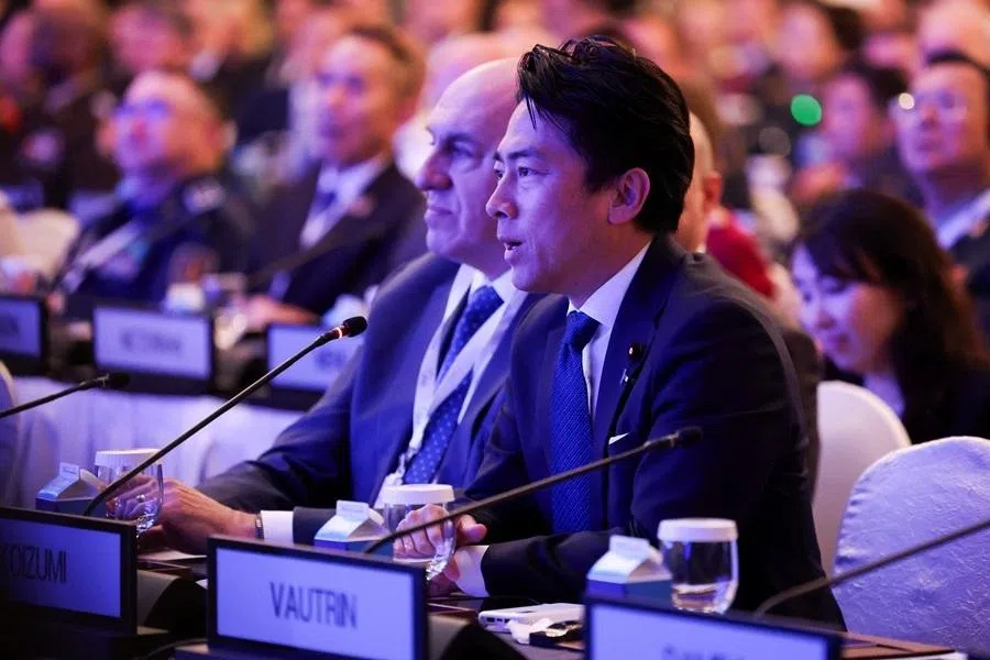 Japanese Minister of Defense Shinjiro Koizumi asks a question to US Secretary of War Pete Hegseth at the IISS Shangri-La Dialogue security summit in Singapore, on 30 May 2026.