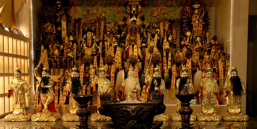 Taoist deity statues in Ling Lian Bao Dian Kew Ong Yah.