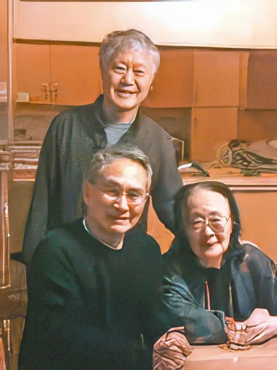 Chiang Hsun (standing) and Lin Hwai-min visited Nieh Hualing at her home in Iowa, 2018. (Photo provided by Chiang Hsun)