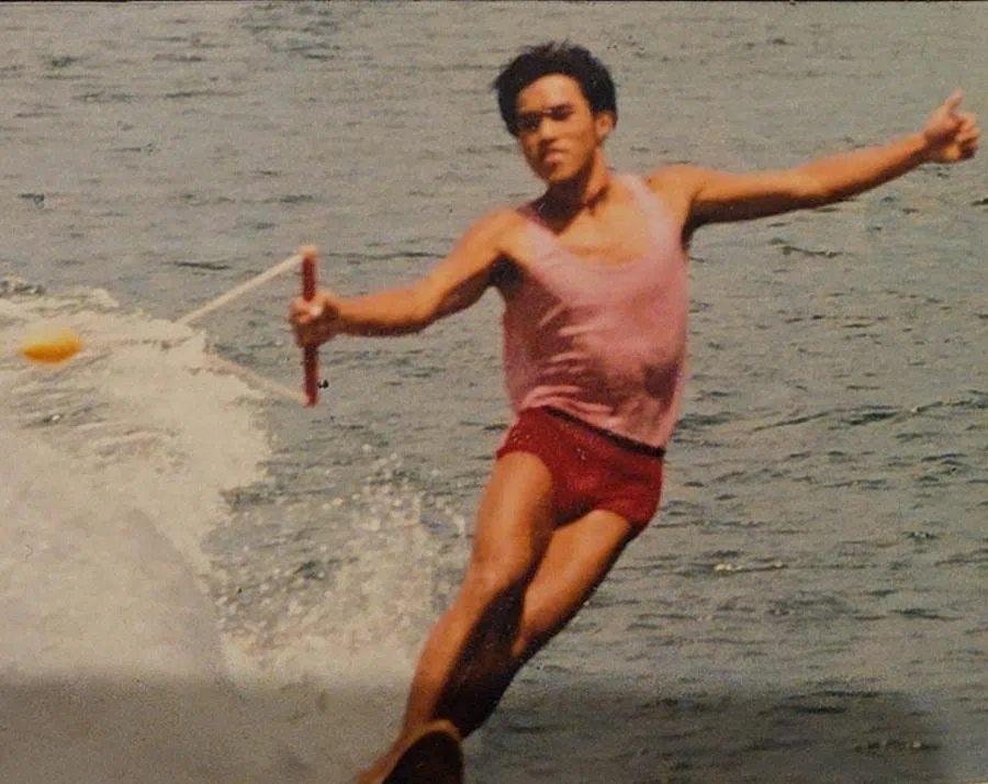 Benjamin Fok loved sports during his youth. The picture shows him waterskiing in Hong Kong when he was about 16 or 17 years old. (Photo provided by interviewee)