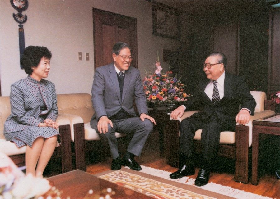 President Chiang Ching-kuo receiving Vice President Lee Teng-hui and his wife Tseng Wen-hui. During this time, Lee picked up Chiang's leadership style.