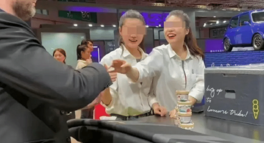 A nationalist wave spread across China when free ice-cream was allegedly given to a foreigner but not a Chinese person at the Shanghai Auto Show. (Internet)