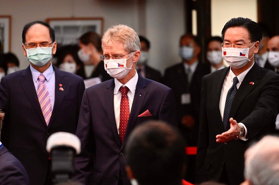 Czech Senate speaker Milos Vystrcil (C) is escorted by Taiwan's Foreign Minister Joseph Wu (R) and Parliament Speaker Yu Shyi-kun (L) during a press conference at the foreign ministry in Taipei on 3 September 2020. (Sam Yeh / AFP)