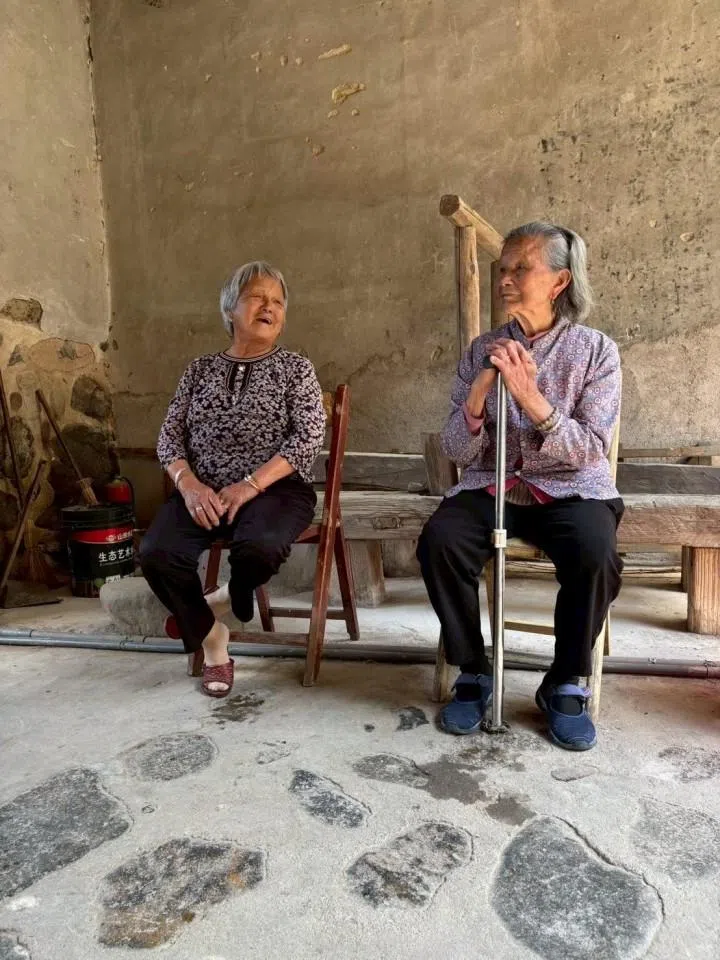An elderly woman at a tulou in Nanjing county.