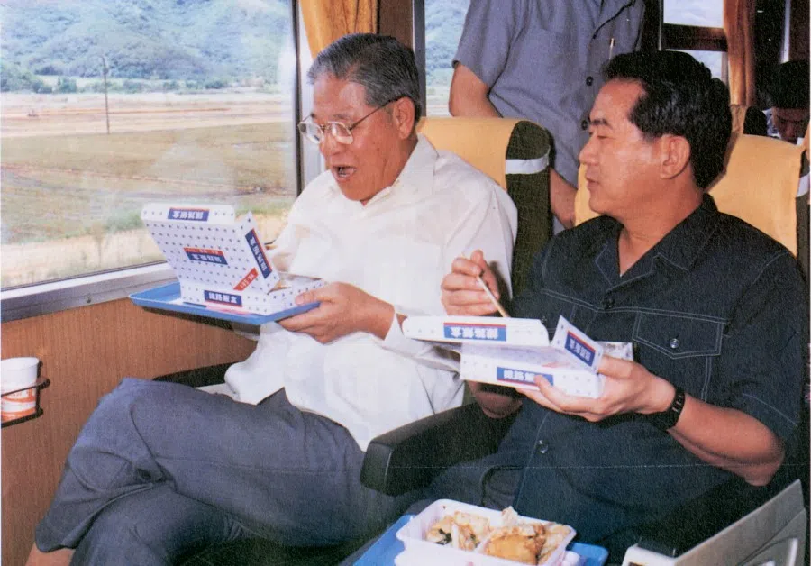 Eating lunch on the train with KMT Secretary-General James Soong en route to Hualien via the North Link Railway.