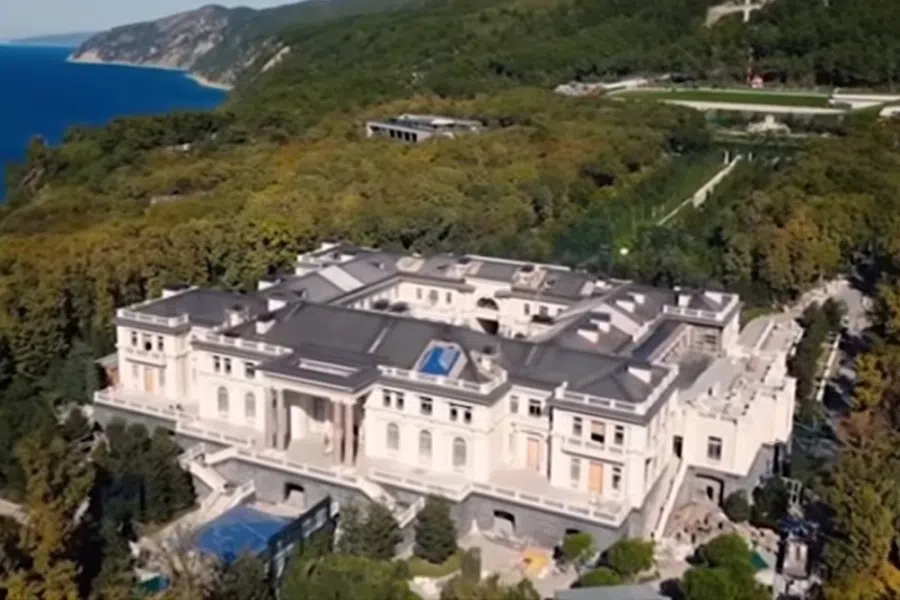 A screengrab from a video showing a mansion said to be "Putin's Palace". (Internet)
