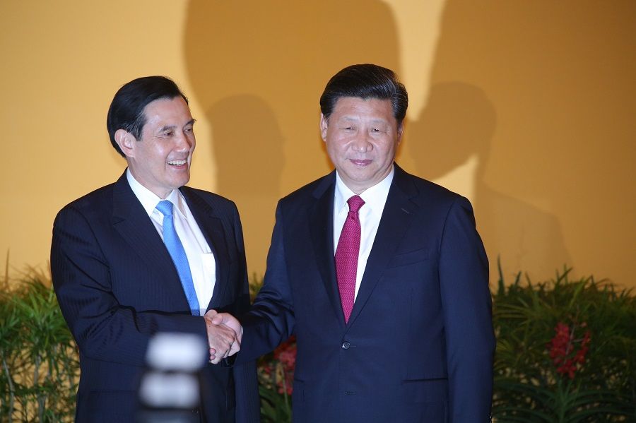 Presidents Xi Jinping of mainland China and Ma Ying-jeou of Taiwan shaking hands before the media and then met in a function room of Shangri-La hotel in Singapore on 7 November 2015. (SPH Media)