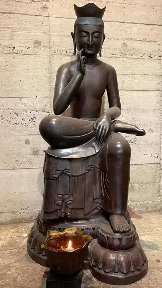 May the lamp at the feet of Buddha guide wandering souls to the path of liberation. (Facebook/蔣勳)