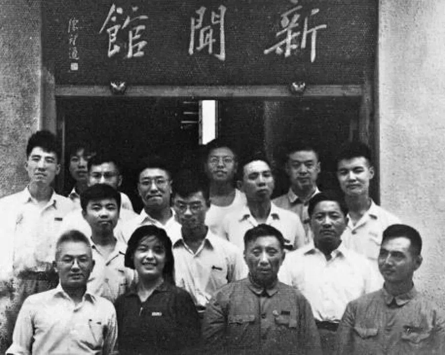 Thomas Chao (back row, first from right) with newspaper colleagues. (Internet)