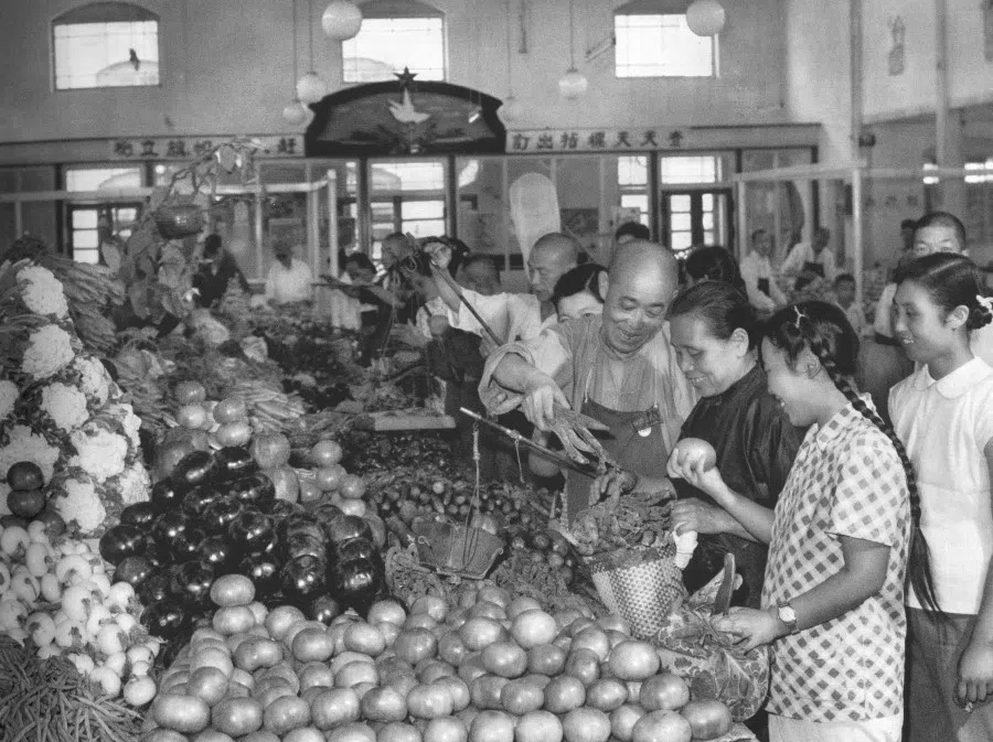 In the early 1950s, there was an adequate supply of goods in Beijing's vegetable markets. After the establishment of the new China, social order stabilised, and production activities proceeded normally.