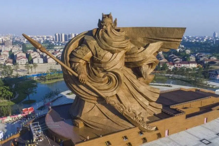 The 57.3-metre, 1,200-tonne figure of Guan Yu cost 170 million RMB. (Internet)