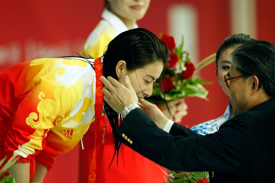 Timothy Fok awarding the Olympic gold medal to Guo Jingjing on 17 August 2008 in Beijing, China. (CNS)