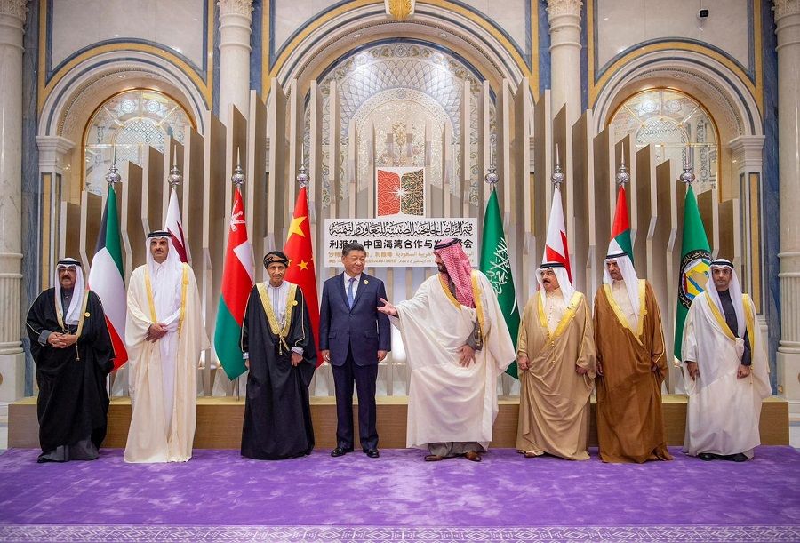 Chinese President Xi Jinping and Arab leaders pose for a group photo during the China-Arab summit in Riyadh, Saudi Arabia, 9 December 2022. (Saudi Press Agency/Handout via Reuters)