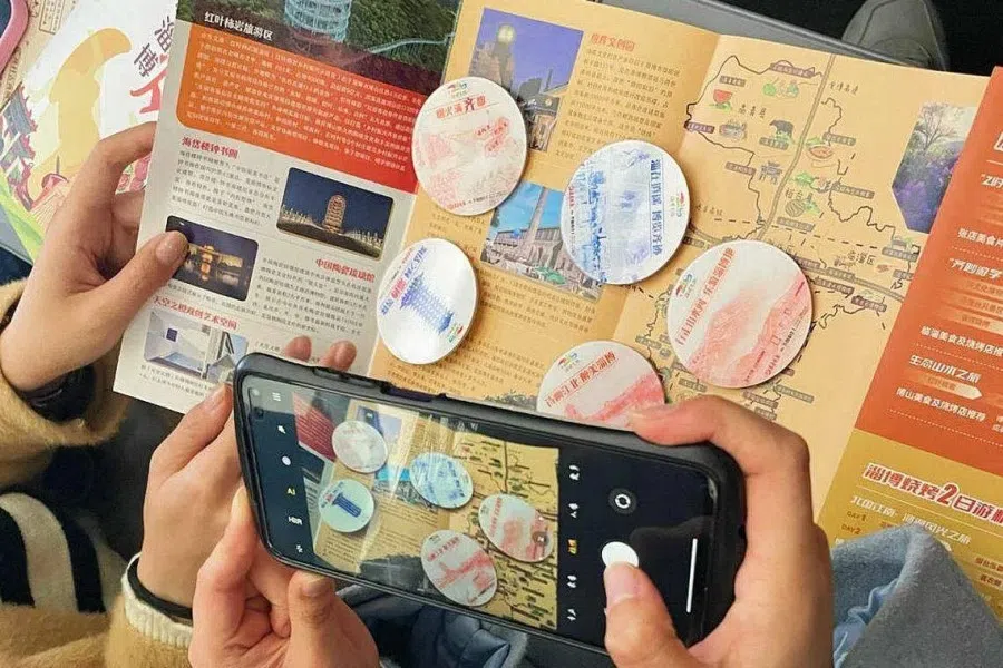 Diners examine a "map" of Zibo barbecue. (Internet)