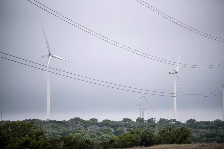 Blades from a wind turbine rotate in a field, 16 April 2021 near Eldorado, Texas. (Sergio Flores/AFP)